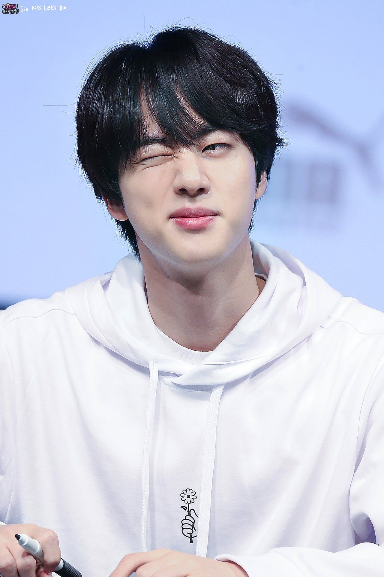 Jin "Worldwide Handsome" de BTS flirte avec les fans et lui-même